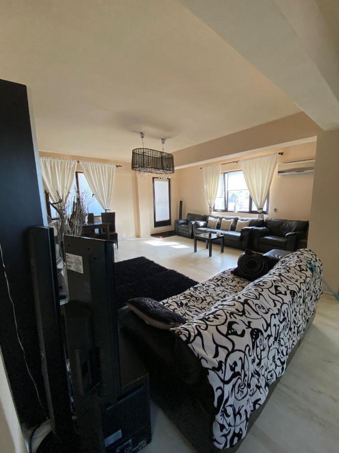 Penthouse City Centre Apartment Iasi Bagian luar foto