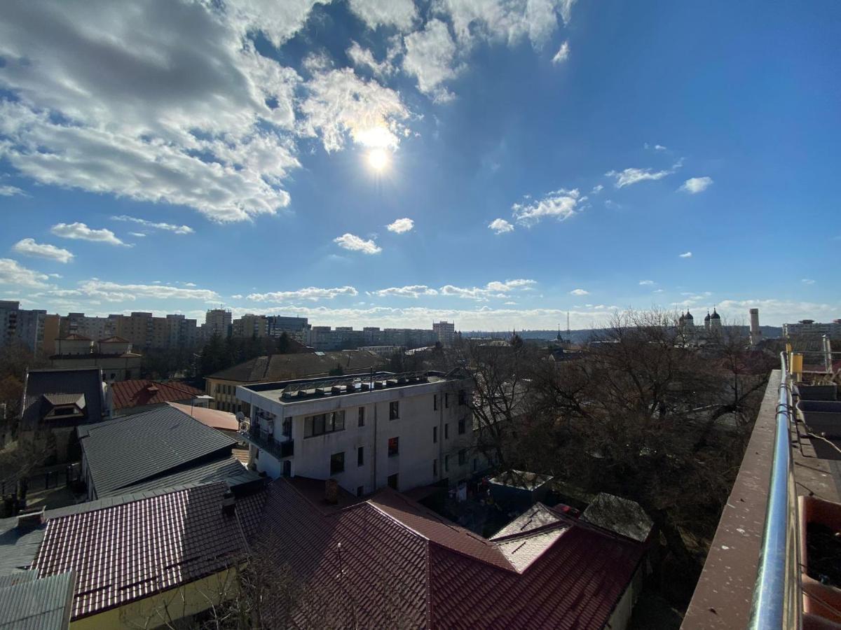 Penthouse City Centre Apartment Iasi Bagian luar foto